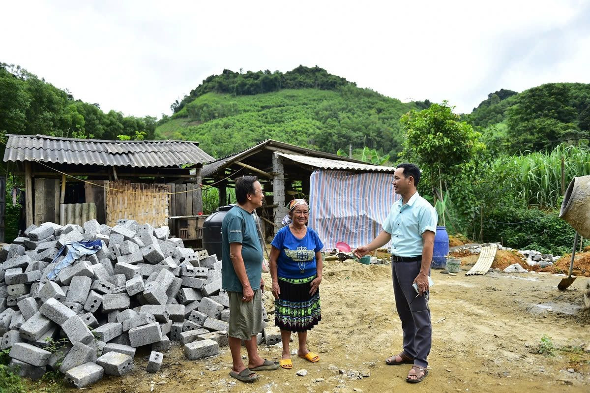 Bà con dân tộc Mông, thôn Tân An, xã Đông Thọ, huyện Sơn Dương được hỗ trợ chuẩn bị làm nhà ở từ nguồn vốn Chương trình MTQG 1719.