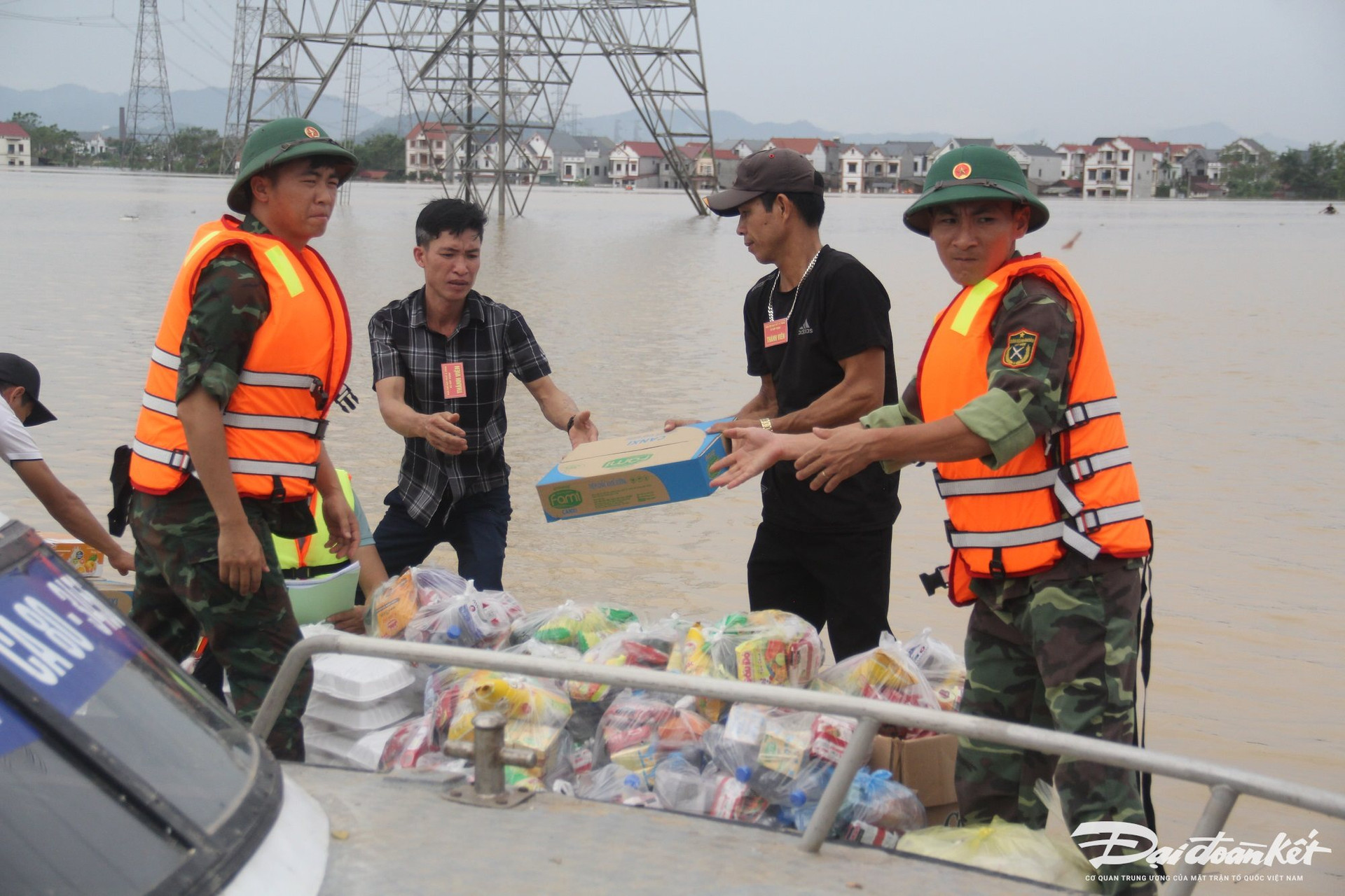 Lực lượng chức năng chuyển hàng tiếp tế đến người dân thôn Đa Hội.