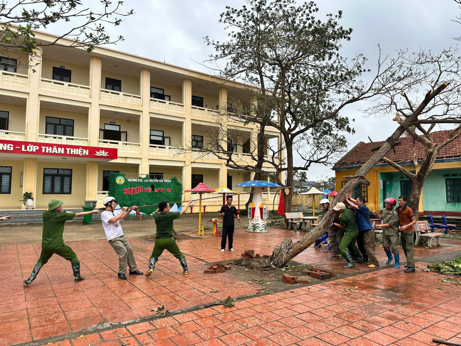 Công an thị xã Quảng Yên giúp đỡ các trường học trên địa bàn khắc phục hậu quả sau bão