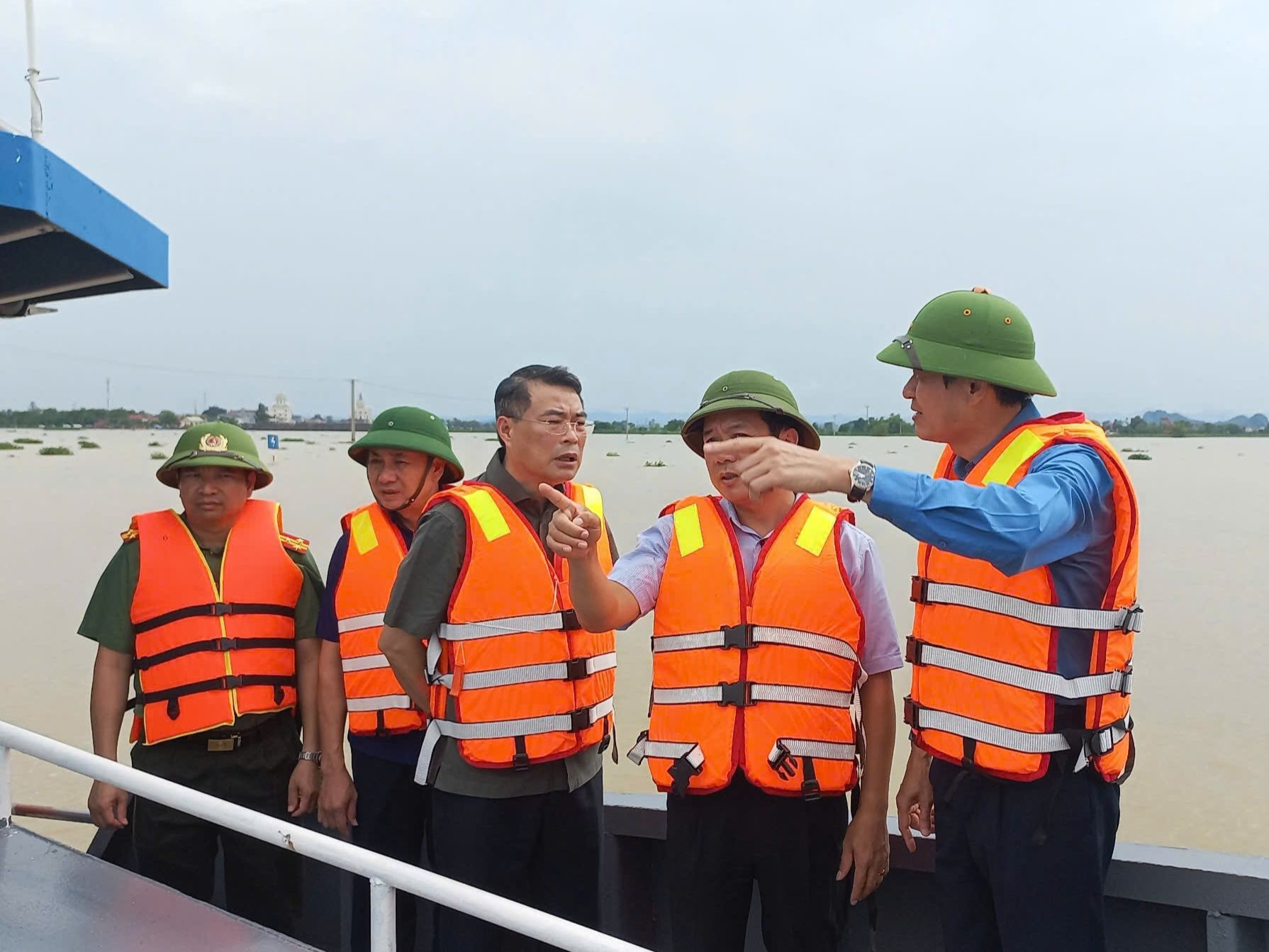 Ông Lê Minh Hưng đi kiểm tra vùng ngập lụt tại thôn Kênh Gà (xã Gia Thịnh, huyện Gia Viễn), nơi đang có gần 700 hộ dân bị cô lập. 