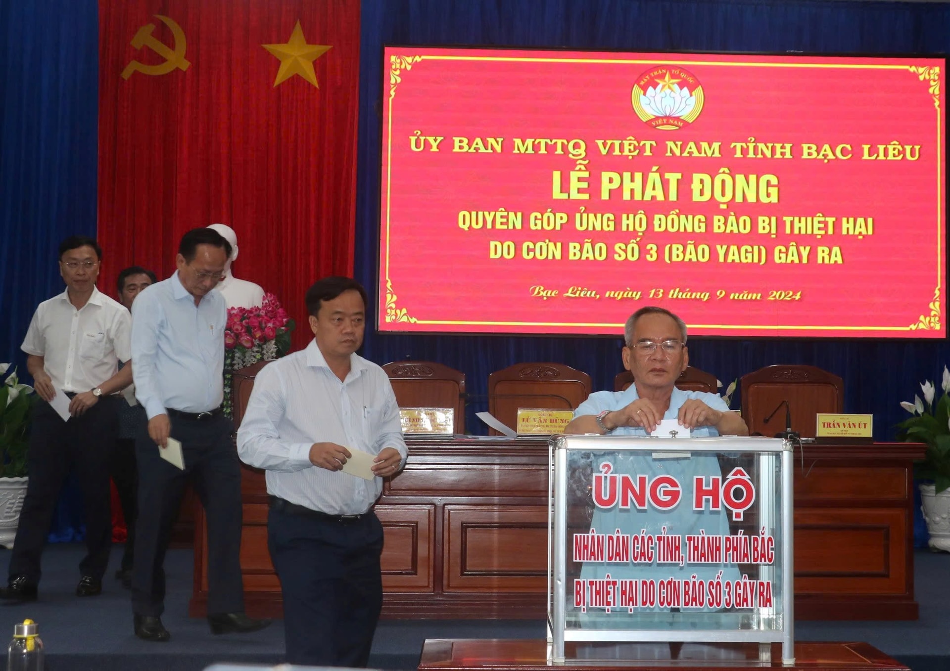 Bí thư Tỉnh ủy Bạc Liêu Lữ Văn Hùng và lãnh đạo tỉnh ủng hộ đồng bào bị thiệt hại do cơn bão số 3 (bão Yagi).