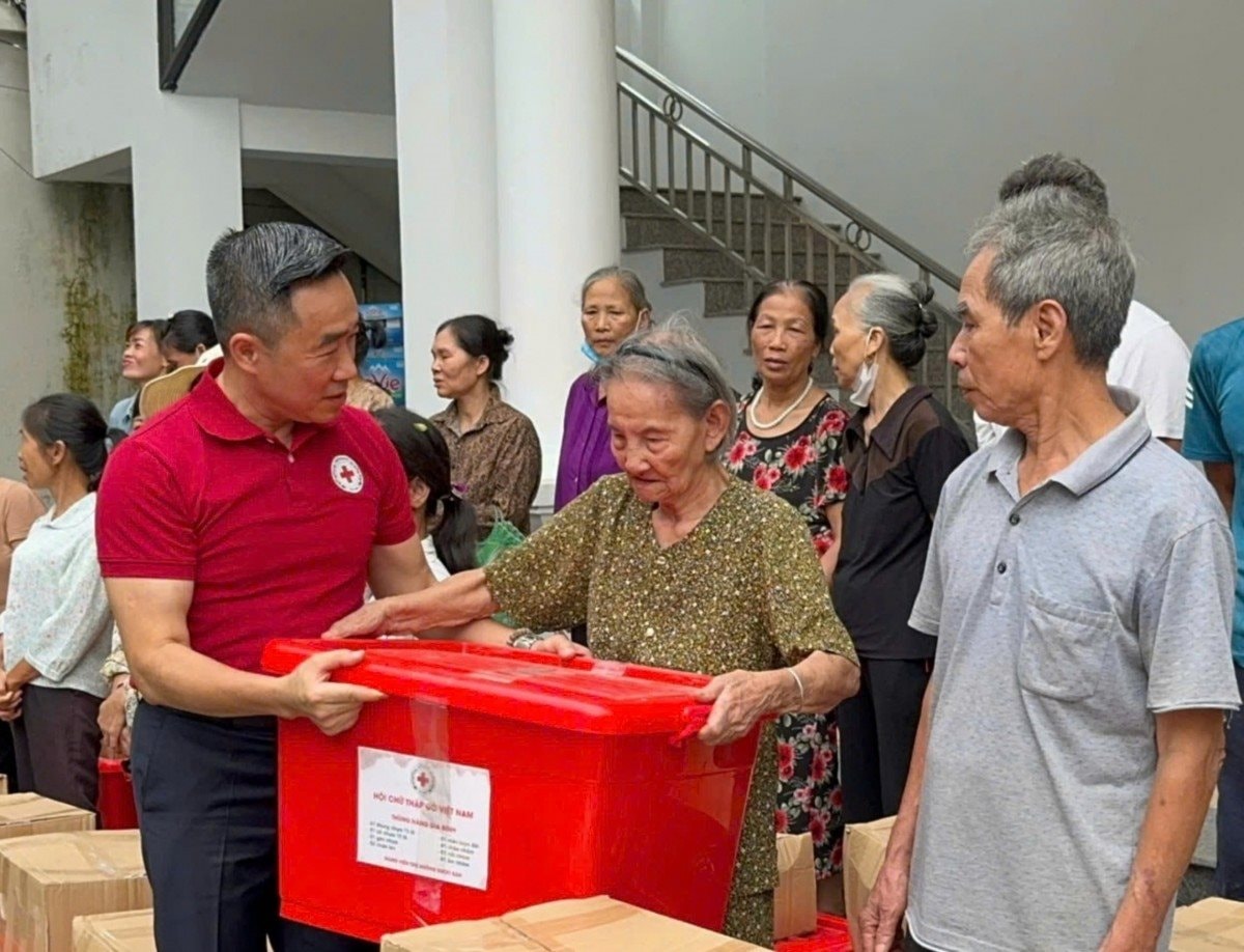 Lãnh đạo Hội Chữ thập đỏ Việt Nam trao hỗ trợ cho người dân