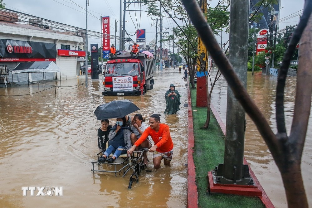 Người dân sơ tán khỏi vùng ngập lụt sau những trận mưa lớn do ảnh hưởng của bão Yagi tại tỉnh Rizal, Philippines. (Ảnh: THX/TTXVN)