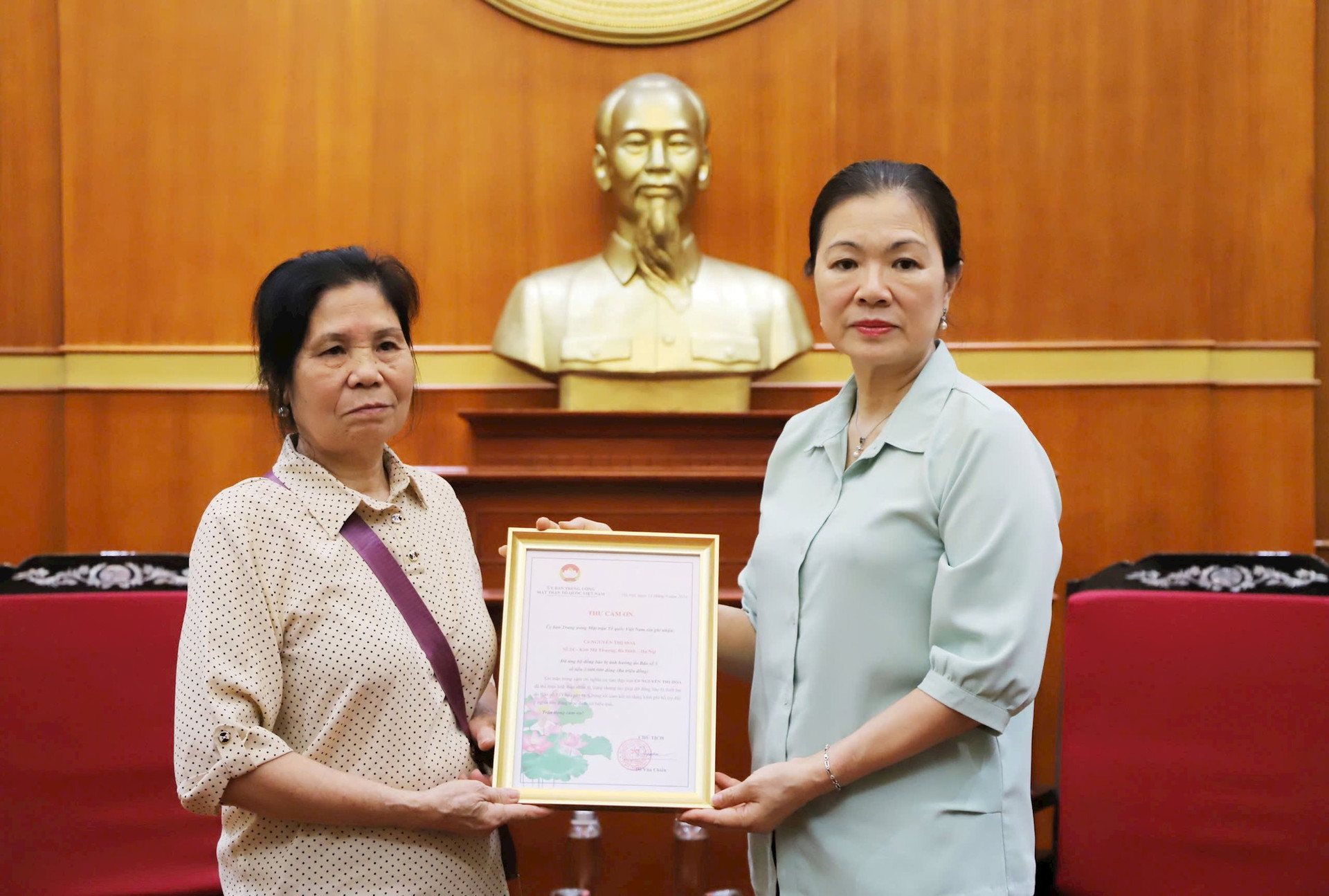 Phó Chủ tịch Trương Thị Ngọc Ánh trao thư cảm ơn bà Nguyễn Thị Hoa, ở Kim Mã Thượng, Ba Đình, Hà Nội. Ảnh: Thế Quảng.