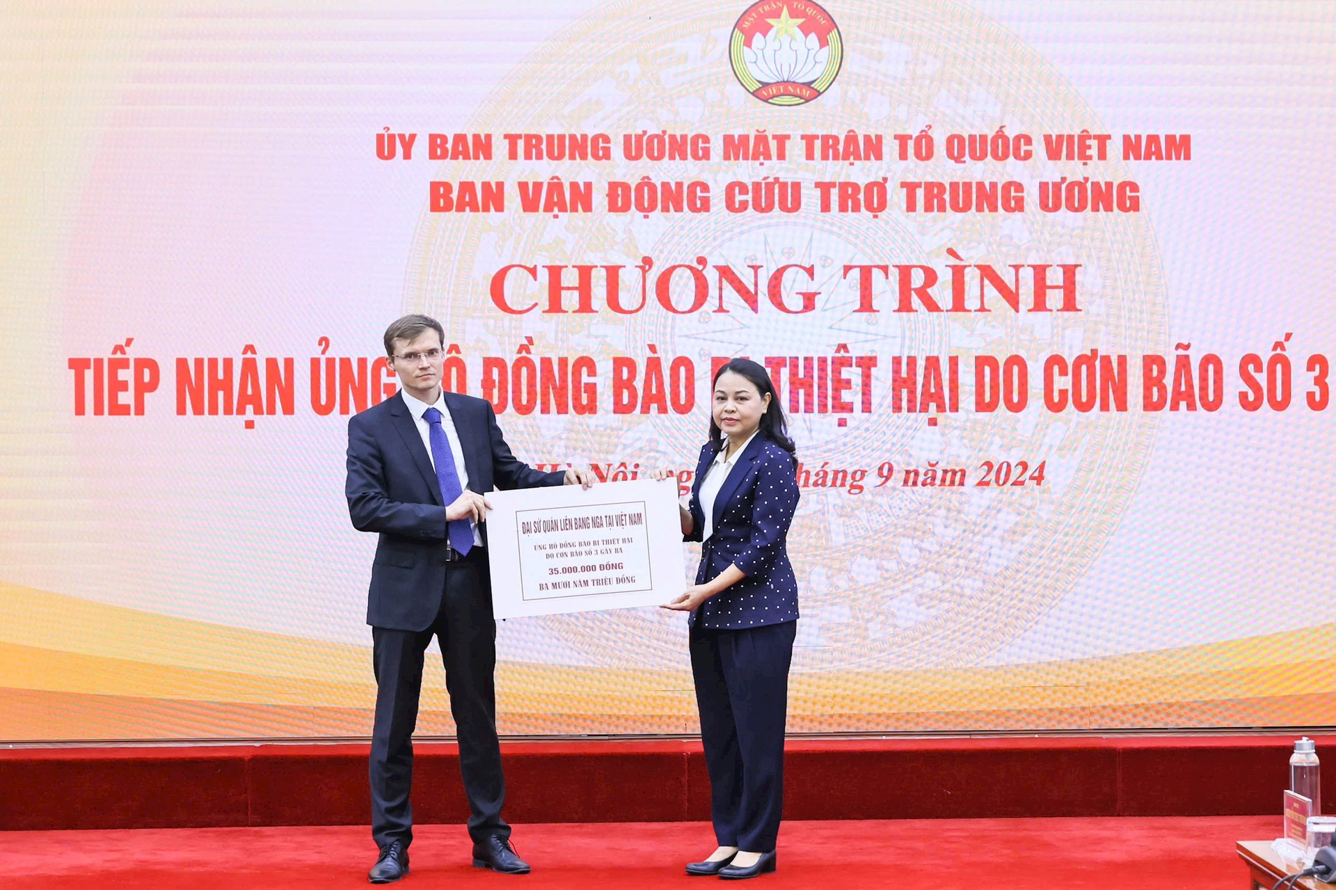 Phó Chủ tịch - Tổng Thư ký Nguyễn Thị Thu Hà tiếp nhận ủng hộ từ Đại sứ quán Liên bang Nga tại Việt Nam. Ảnh: Quang Vinh.