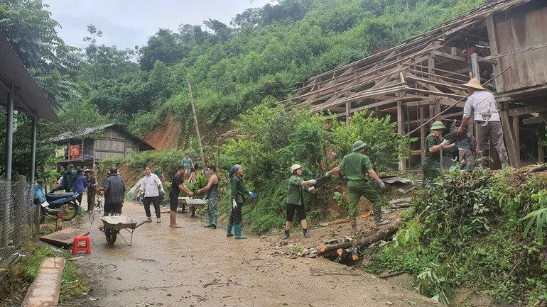 Lực lượng chức năng cùng bà con nhân dân hỗ trợ di dời nhà khỏi khu vực nguy cơ sạt lở cao tại xã Xuân Lạc.