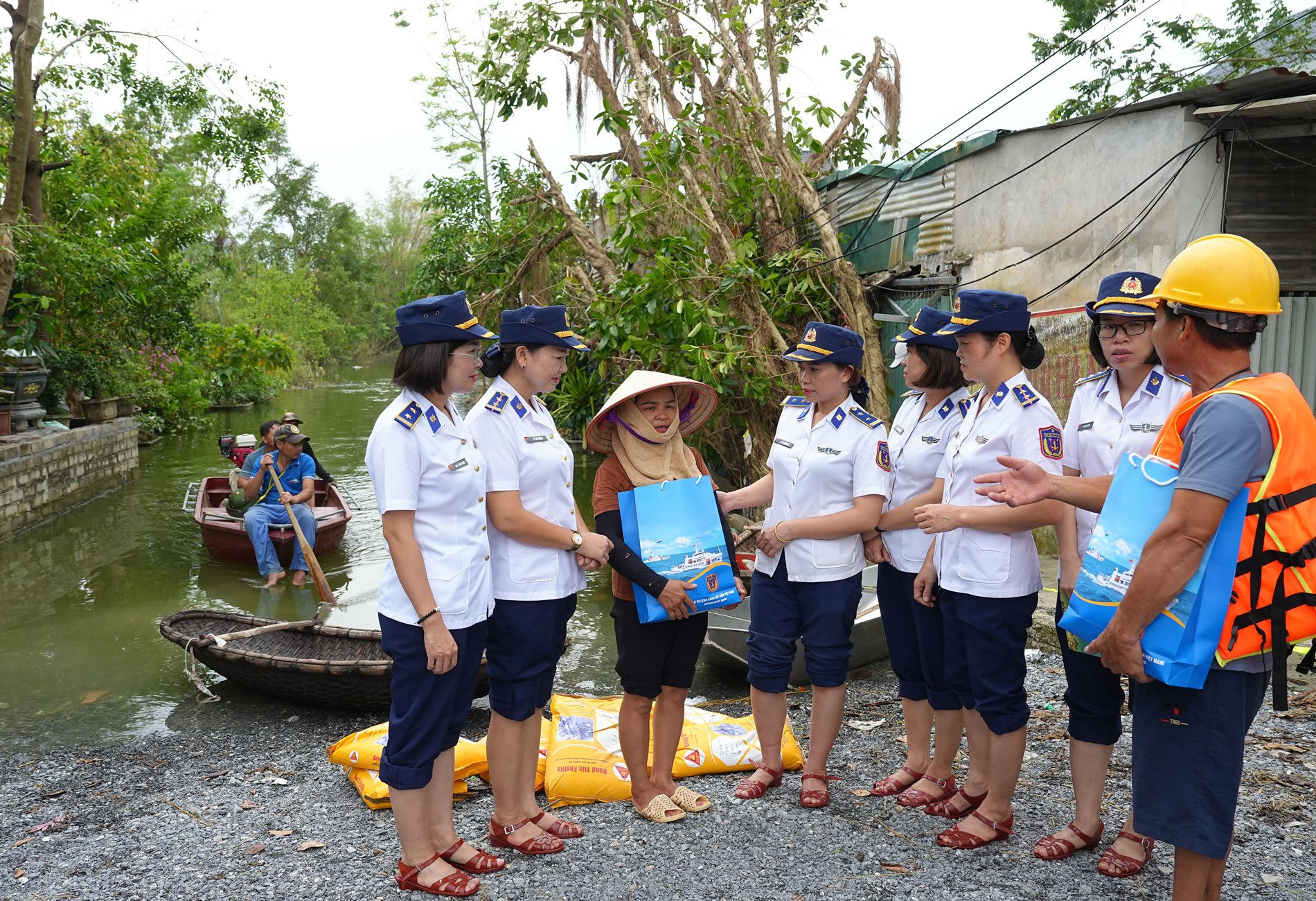 tang-qua-dong-vien-nguoi-dan-tai-thon-nam-hai-xa-nam-phuong-tien-huyen-chuong-my-tp-ha-noi.jpg