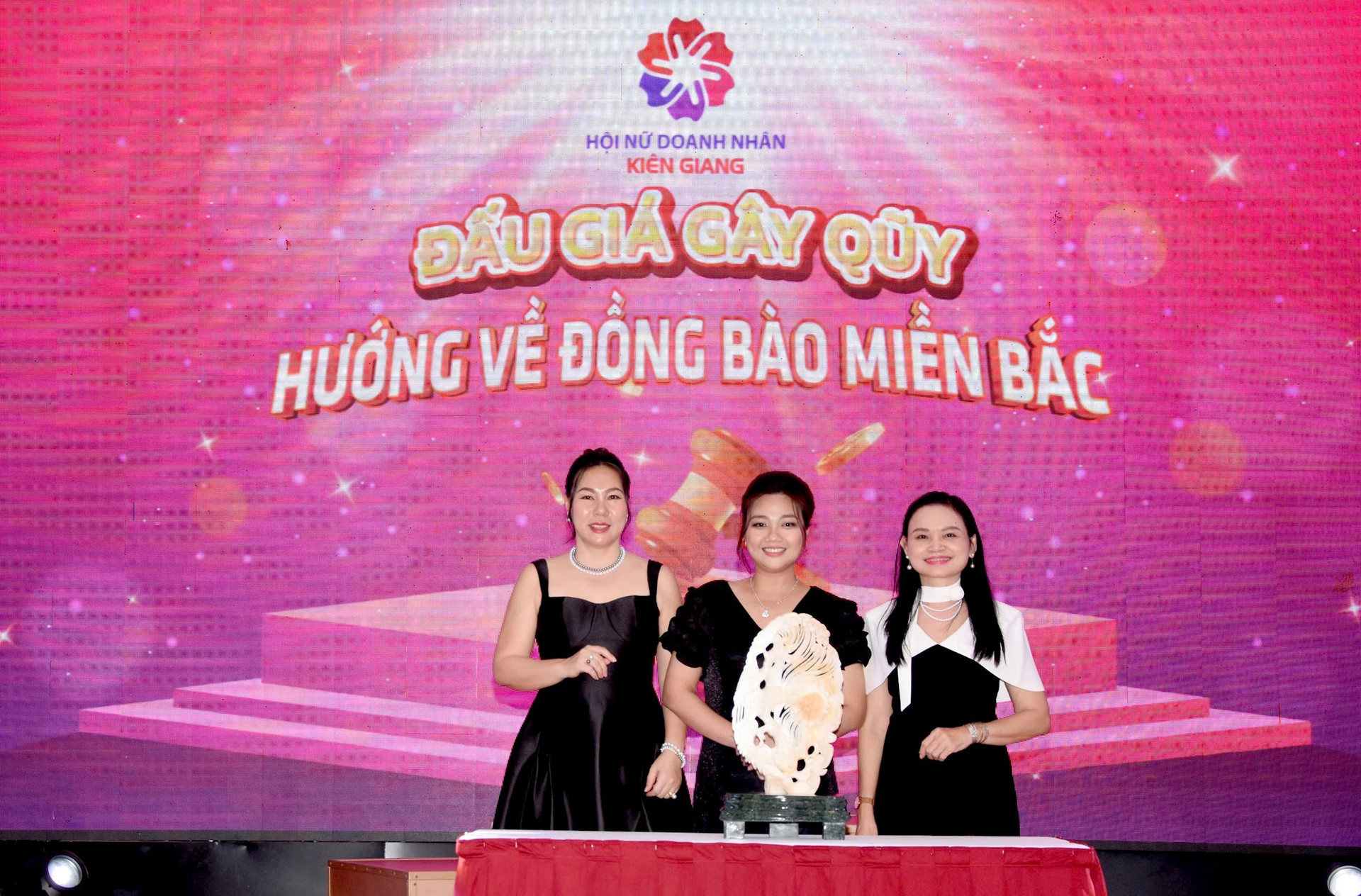 Hội Nữ doanh nhân tỉnh Kiên Giang tổ chức đấu giá để ủng hộ đồng bào miền Bắc. (ảnh: A.H)