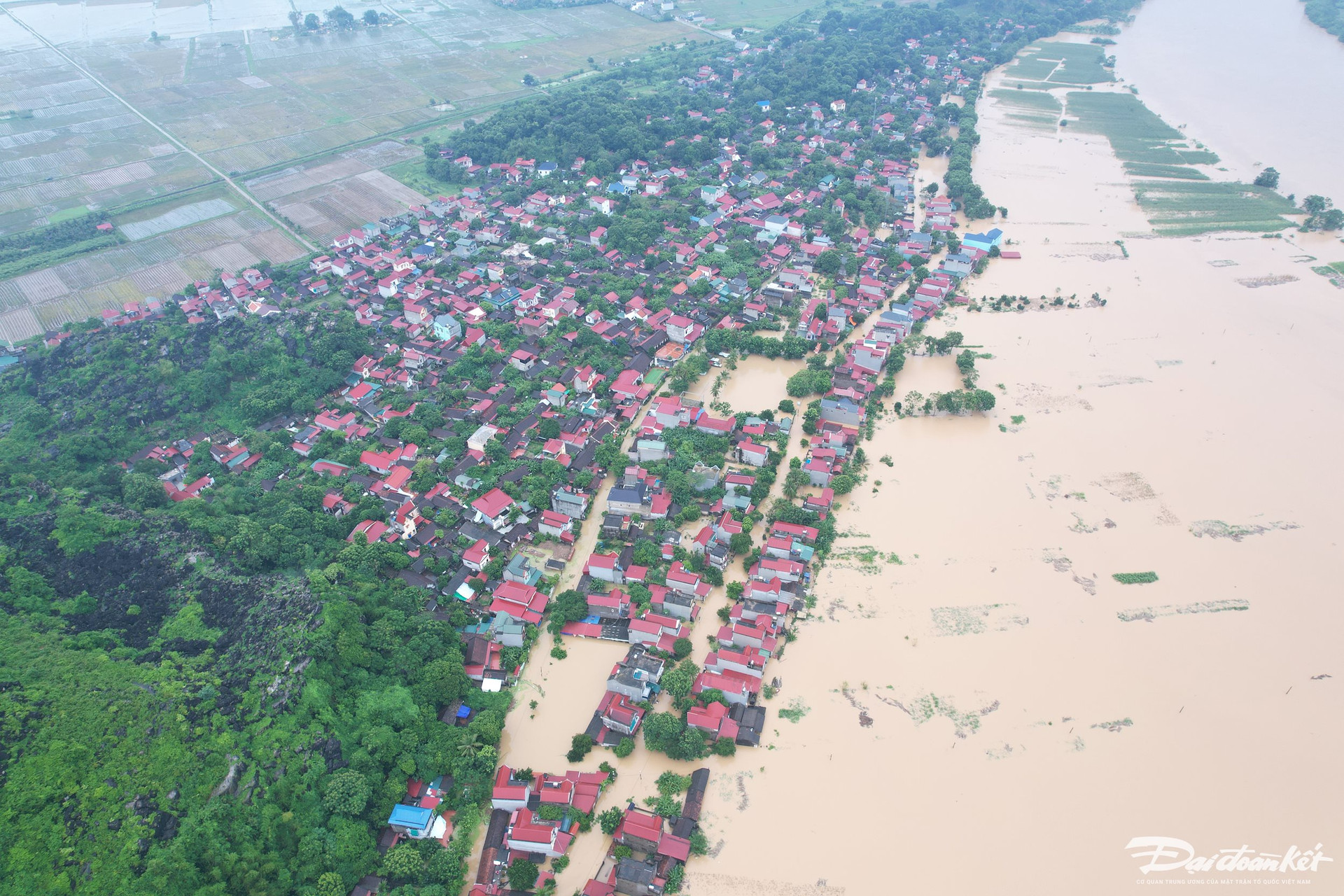 Do mưa lớn kéo dài, cộng với Nhà máy thủy điện Cẩm Thủy 1 xả lũ đã khiến nước sông Mã dâng cao, làm ngập lụt nhiều thôn ở xã Vĩnh Yên (huyện Vĩnh Lộc). Ảnh: Đình Minh 