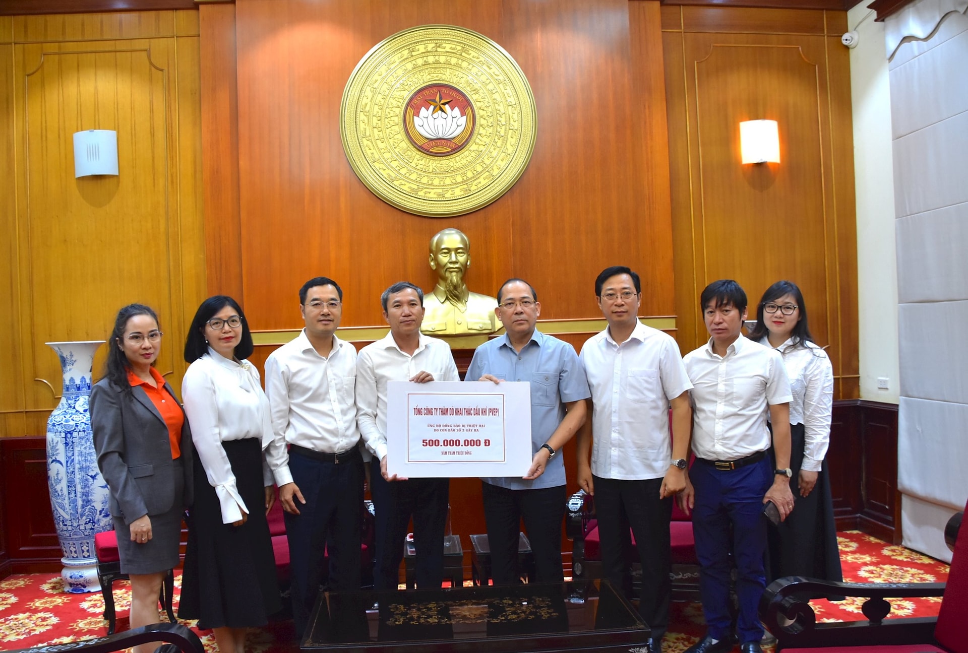 Phó Chủ tịch Hoàng Công Thuỷ tiếp nhận ủng hộ từ Tổng Công ty thăm dò khai thác dầu khí (PVEP) số tiền 500 triệu đồng.