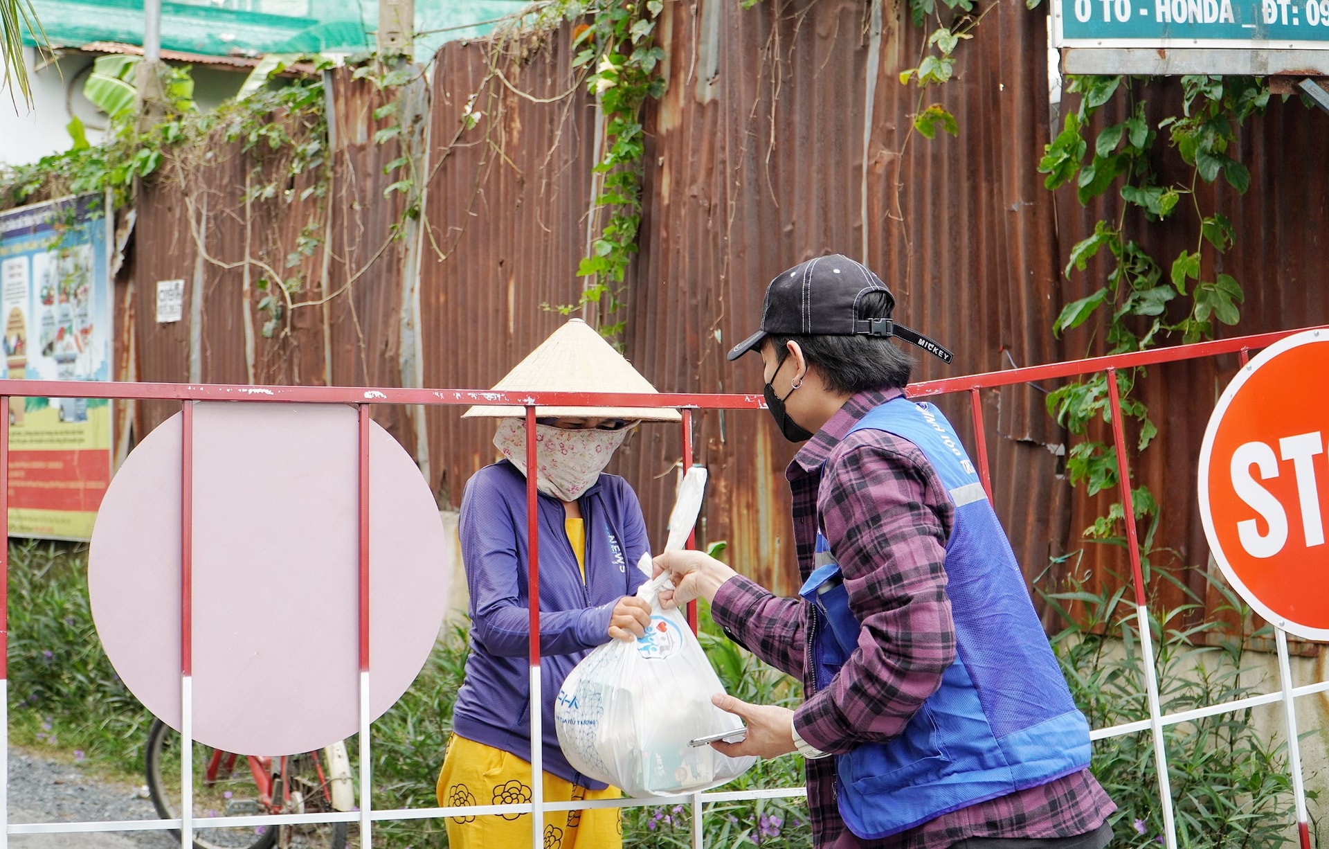 1,2.Cán bộ Mặt trận không quản khó khăn, nguy hiểm để giúp đỡ người dân trong đại dịch (1)