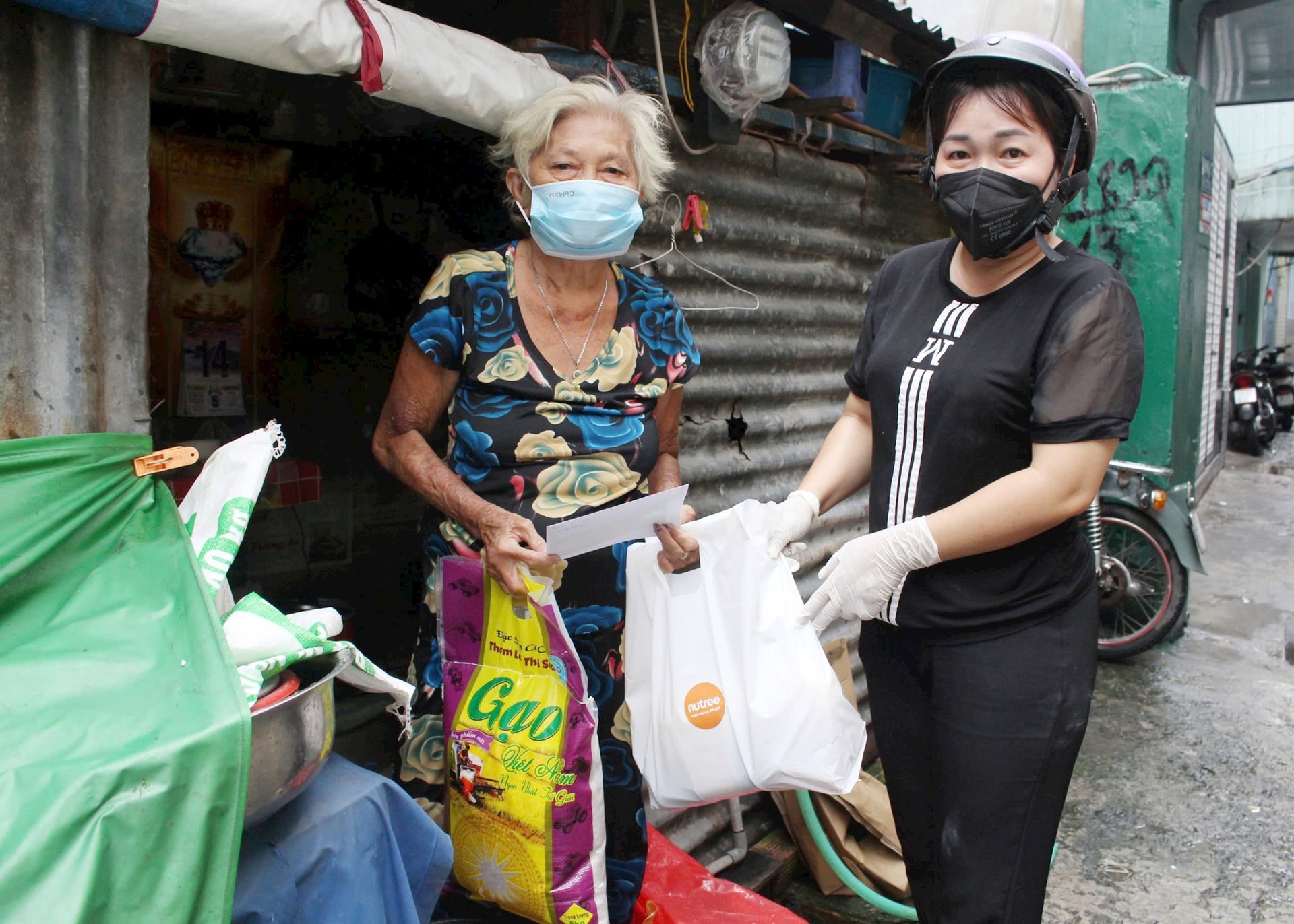 6.Bà Nguyễn Thị Thu Trang, Chủ tịch Mặt trận phường 3, quận 4 trao quà cho người già neo đơn trên địa bàn phường.