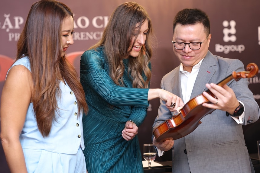 Ông Lê Quốc Minh thay mặt Ban Tổ chức nhận đàn violin do nhóm tứ tấu Bond tặng