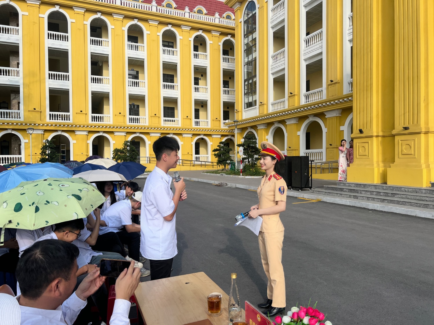 Học sinh Trường THPT Cẩm Phả trả lời các câu hỏi tình huống do tuyên truyền viên Phòng Cảnh sát giao thông đưa ra