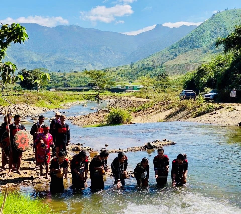  Nhà văn hóa cộng đồng của Buôn Mghí chuẩn bị bàn giao đưa vào sử dụng.