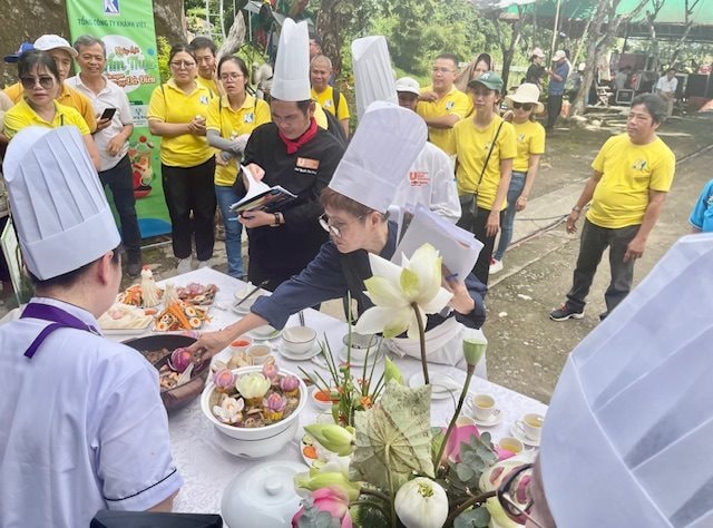 Ban giám khảo đang chấm điểm các món ăn thừ thịt đã điểu.