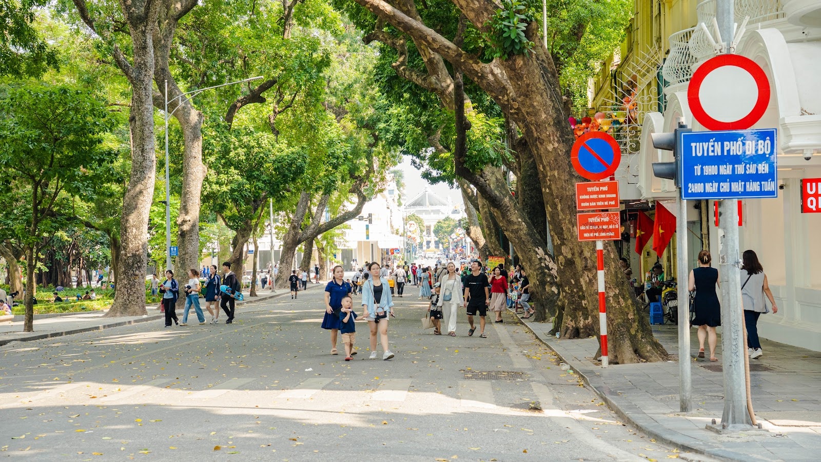 Không khí thu tràn ngập trên các tuyến phố của Thủ đô