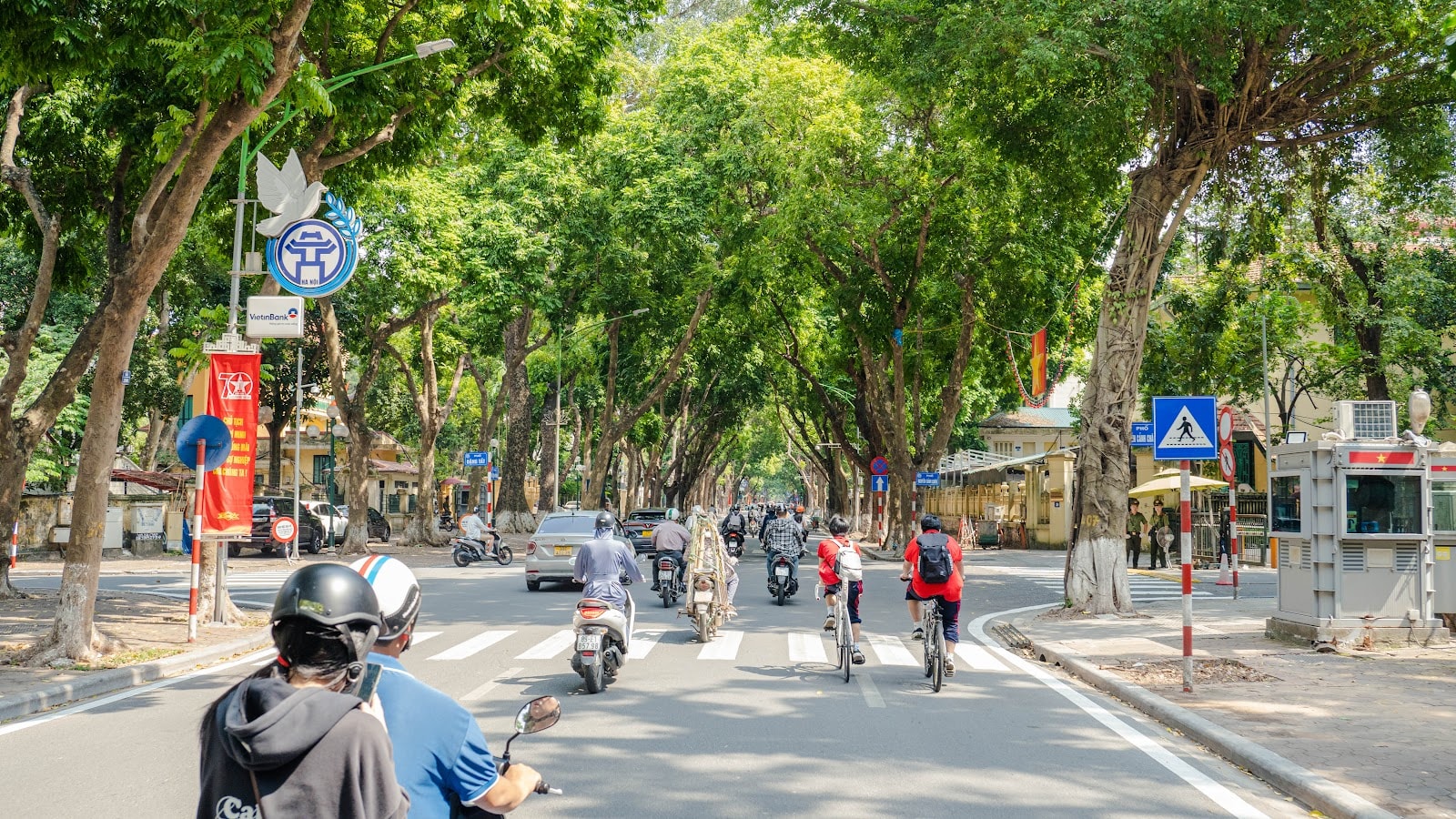 Không khí thu tràn ngập trên các tuyến phố của Thủ đô