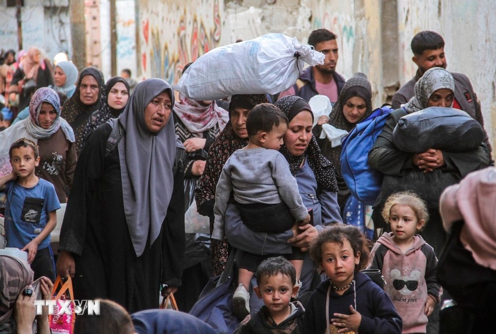 Quân đội Israel yêu cầu người dân Palestine phải rời khỏi thị trấn Beit Lahia, phía Bắc Gaza ngày 25/10/2024. (Ảnh: THX/TTXVN)