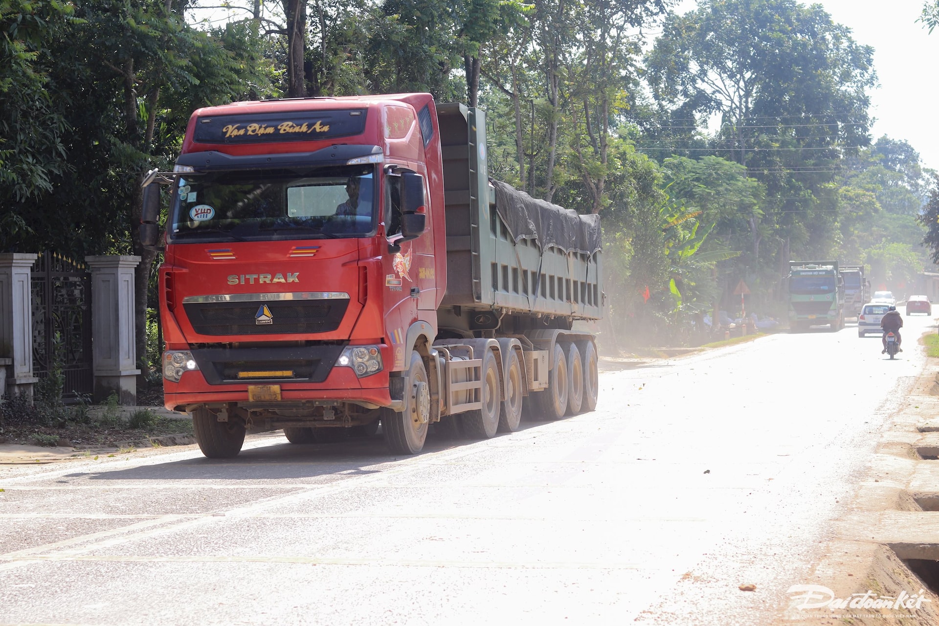 Trung tá Cường thông tin thêm: Trong tháng 10/2024, Đội CSGT số 3 đã phát hiện, xử lý 62 trường hợp xe chở quá tải, quá kích thước thành thùng, phạt tiền trên 200 triệu đồng. 'Thời gian tới, chúng tôi sẽ làm quyết liệt hơn, kiểm soát tại đầu nguồn các điểm khai thác khoáng sản, hạn chế đến mức thấp nhất các vi phạm về giao thông', Trung tá Cường khẳng định.