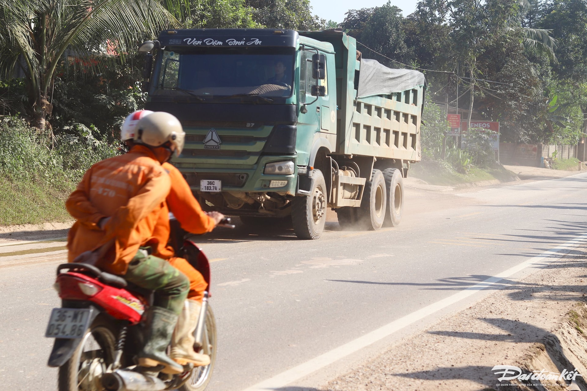 Để những hung thần xa lộ không còn là nỗi ám ảnh của người dân trên đường Hồ Chí Minh, rất cần sự vào cuộc quyết liệt hơn của cơ quan chức năng, mà đặc biệt là lực lượng CSGT, Thanh tra Giao thông tỉnh Thanh Hóa. Ảnh: Đình Minh.