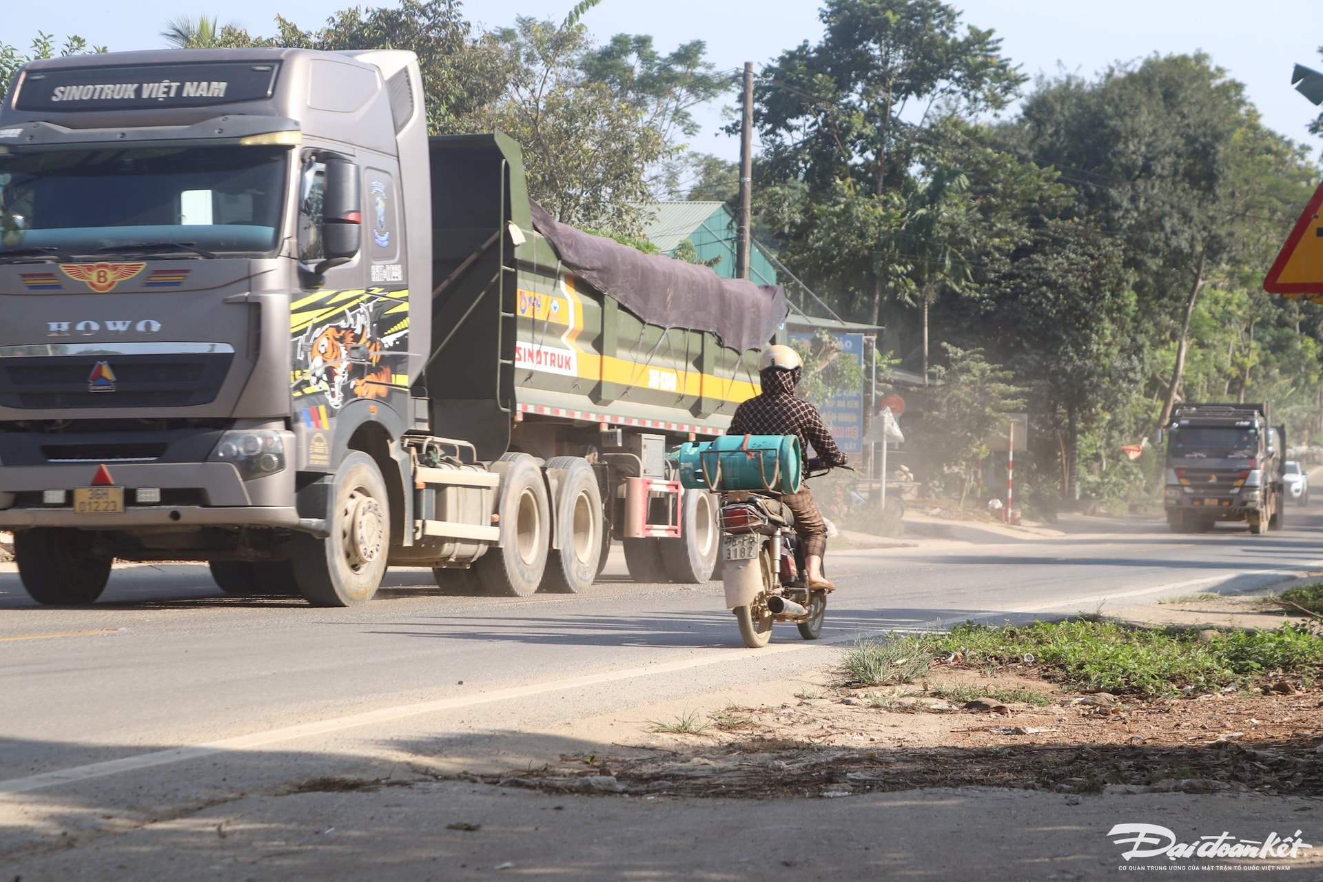 'Kể từ ngày có điểm khai thác đất của Công ty Minh Phúc Group, anh em CSGT vô cùng đau đầu và mệt mỏi vì tình trạng xe tải lấy đất rầm rộ, gây bụi bặm và ảnh hưởng đến an toàn giao thông trên đường Hồ Chí Minh. Vừa qua, chúng tôi có kiến nghị lên Sở Tài nguyên - Môi trường rằng, nếu điểm lấy đất này tiếp tục có vi phạm về giao thông thì nên đình chỉ hoạt động, tránh để khu vực này trở thành điểm nóng trong thời điểm cuối năm', Trung tá Cường nhấn mạnh. Ngoài ra, theo Trung tá Cường