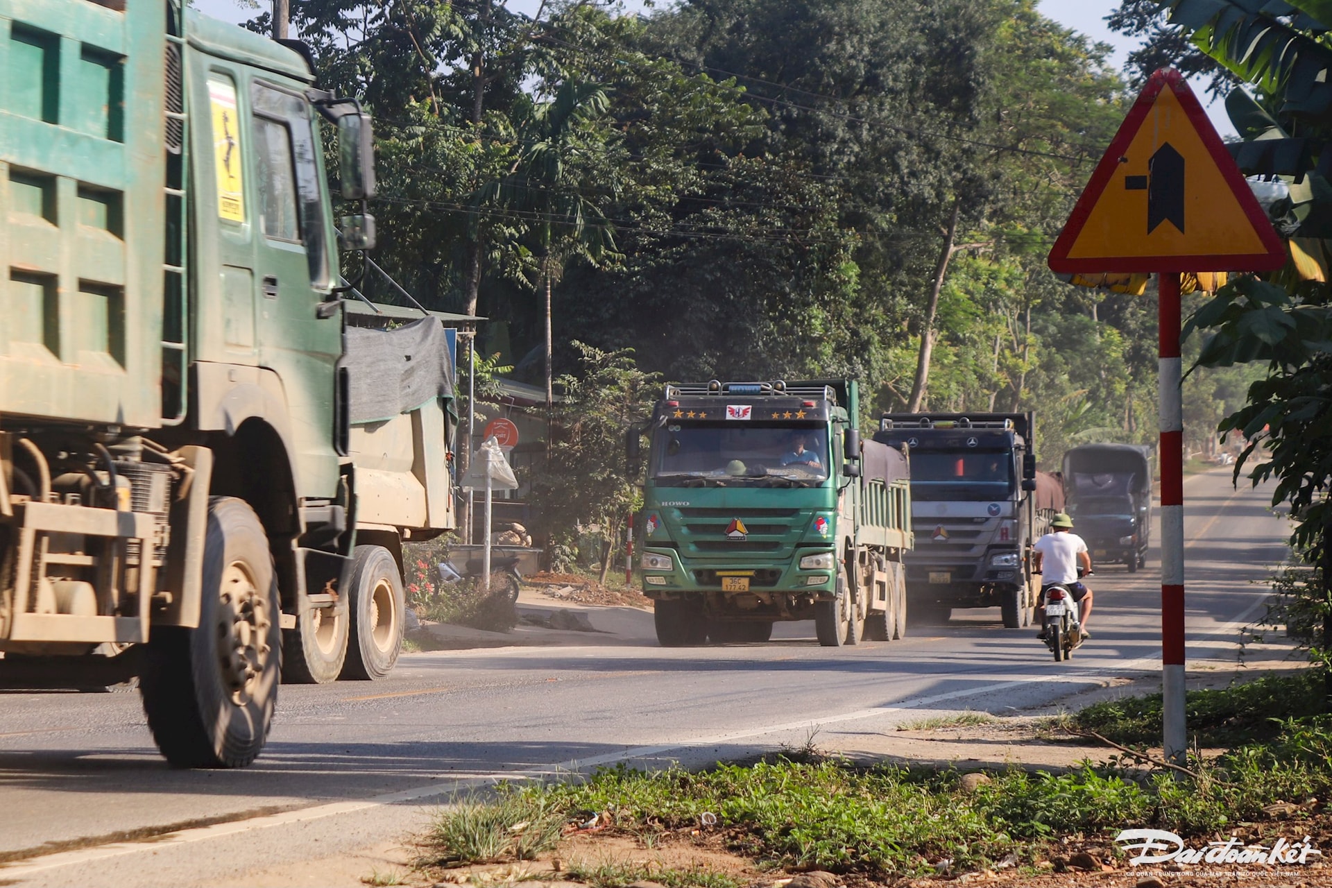 Trên quãng đường dài hơn 10 km, đoạn từ xã Luận Thành (huyện Thường Xuân) đến xã Xuân Phú (huyện Thọ Xuân), PV bắt gặp hình ảnh nhiều đoàn xe tải nối đuôi nhau lưu thông trên đường, bấm còi inh ỏi ỏi. Điều này khiến các phương tiện nhỏ hơn như xe máy, ô tô con gặp nhiều nguy hiểm khi phải né tránh, chịu tra tấn tiếng ồn những phương tiện có kích thước lớn hơn. Ảnh: Đình Minh.