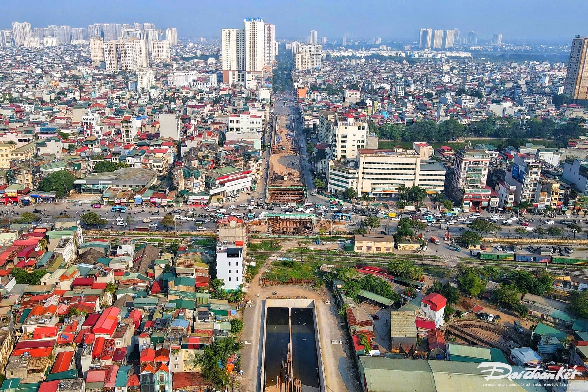 Ông Phúc cho biết thêm, về mặt bằng hiện phía Kim Đồng không có vướng mắc. Tuy nhiên để thông hầm, cần tháo gỡ đường điện 35kV trong đường sắt mới có thể triển khai hạng mục cầu tạm, đường ray phục vụ cho công tác vào hạng mục kết cấu chính của hầm.