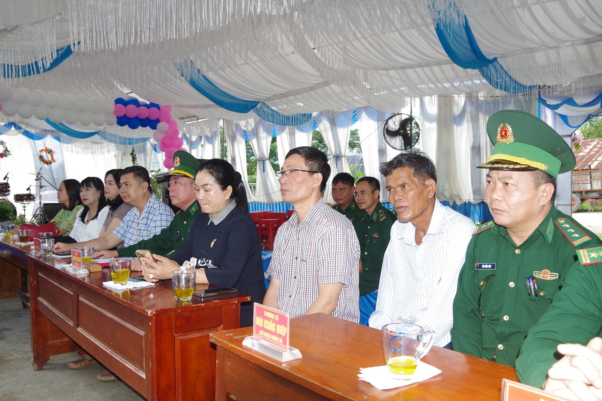 các đại biểu về dự lễ khánh thành và bàn giao nhà đồng đội