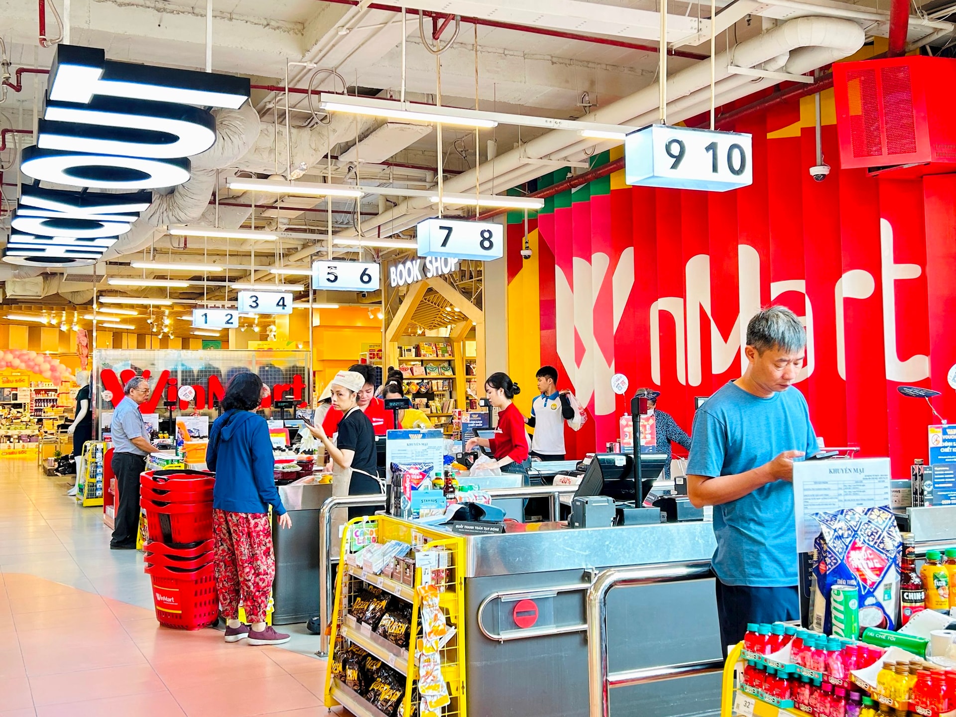 Khách hàng mua sắm tại WinMart