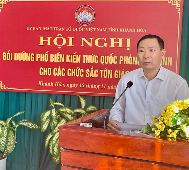 Ông Đặng Ngọc Minh, Phó Chủ tịch Ủy ban MTTQ Việt Nam tỉnh Khánh Hòa đang phát biểu tại hội nghị.