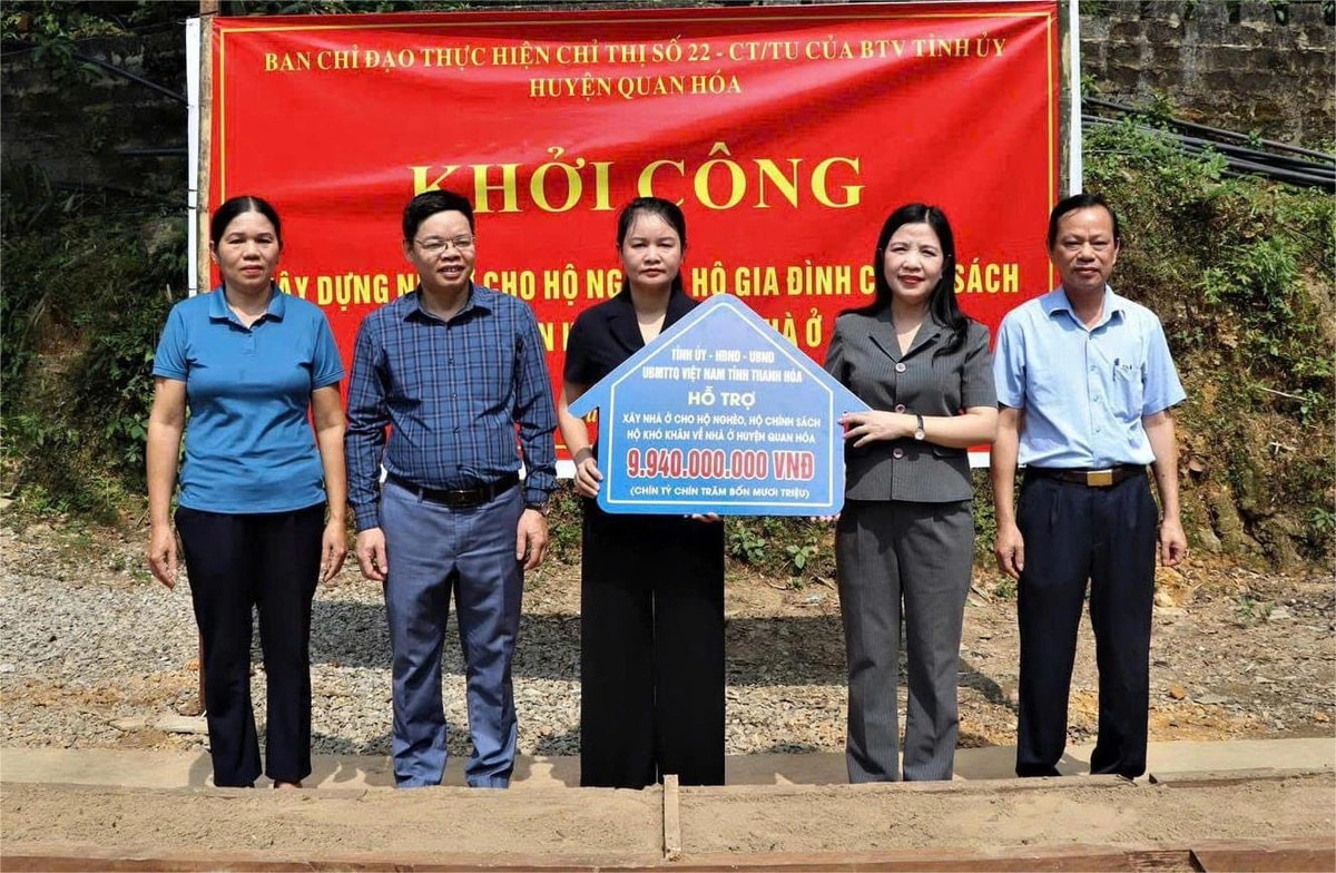 lanh-dao-ban-dan-van-tinh-uy-thanh-hoa-trao-kinh-phi-ho-tro-lam-nha-o-cho-ho-ngheo-huyen-quan-hoa-1731594159568134852131.jpg