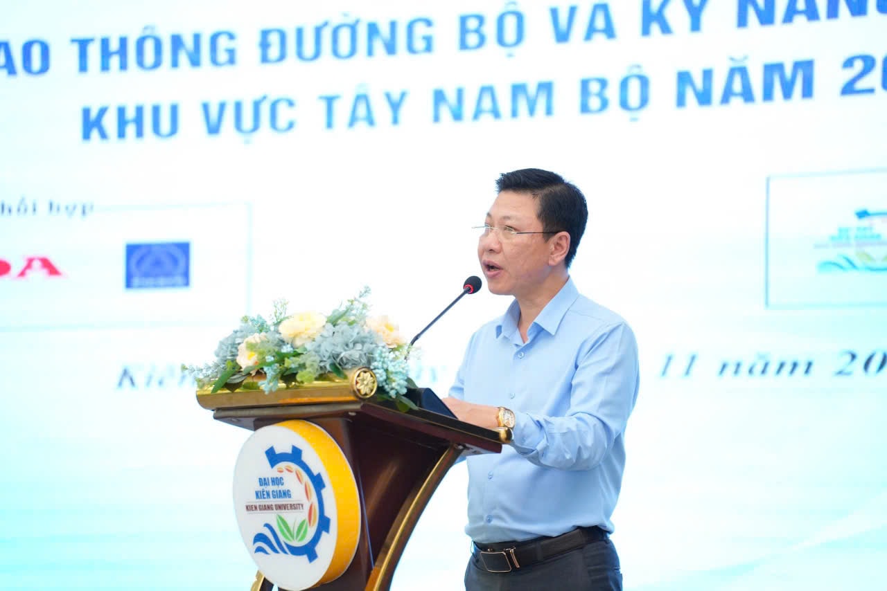 Phó Vụ trưởng Vụ Giáo dục Chính trị và Công tác học sinh, sinh viên Nguyễn Xuân An Việt phát biểu khai mạc Hội thi