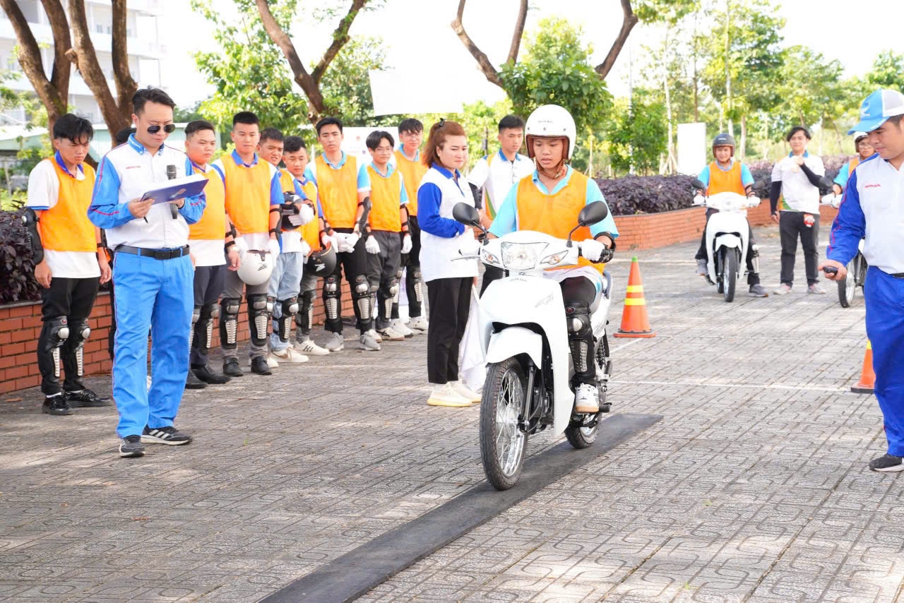 Sinh viên dự thi phần thi lái xe an toàn