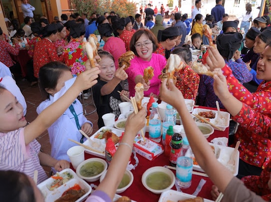  Hàng trăm chiếc đùi gà được chiên vàng ruộm.