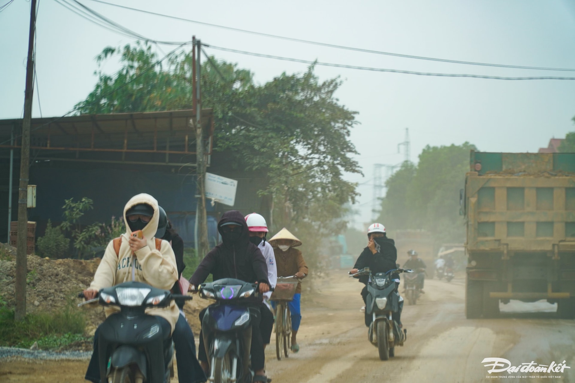 Vào những ngày này, thời tiết tại Thanh Hóa rất hanh khô, bụi bay mù mịt sẽ gây ô nhiễm không khí, khiến người già, trẻ nhỏ bị ảnh hưởng sức khoẻ, nhất là các bệnh về hô hấp. Ảnh: Đình Minh