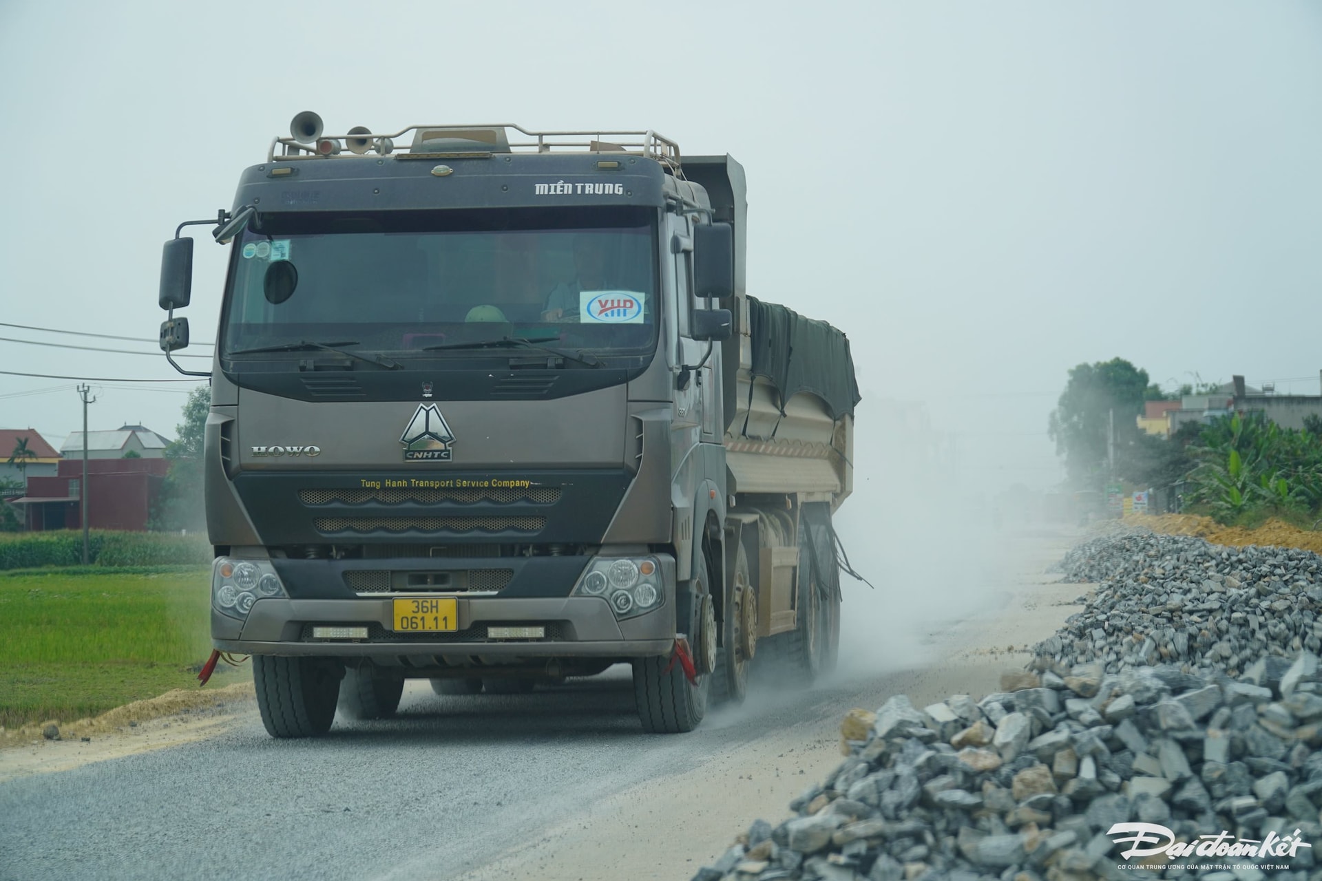 Trên suốt chiều dài gần 10km của dự án, những 'bình đoàn' xe tải chở vật liệu xây dựng như thế này liên tục quần thảo trên đường, tạo ra những cơn bão bụi khiến người dân khốn khổ. Theo phản ánh của nhiều hộ dân, họ mong muốn nhà thầu thi công theo hình thức cuốn chiếu, làm từng đoạn, xong đến đâu dứt điểm đến đấy nhưng thực tế thì nhà thầu lại tiến hành đào xới ở z