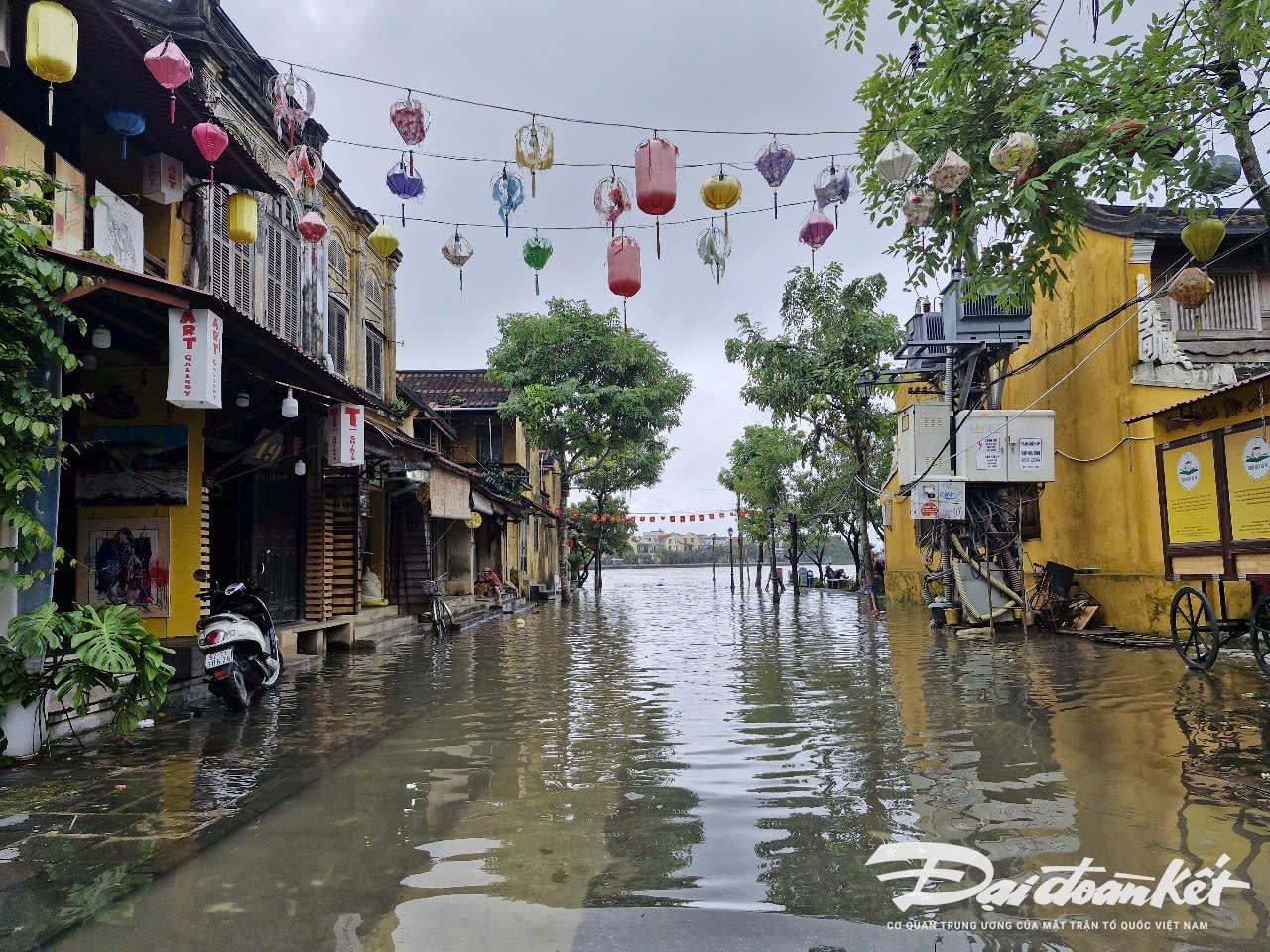 Một đoạn đường ở phố cổ Hội An ngập nước sâu.