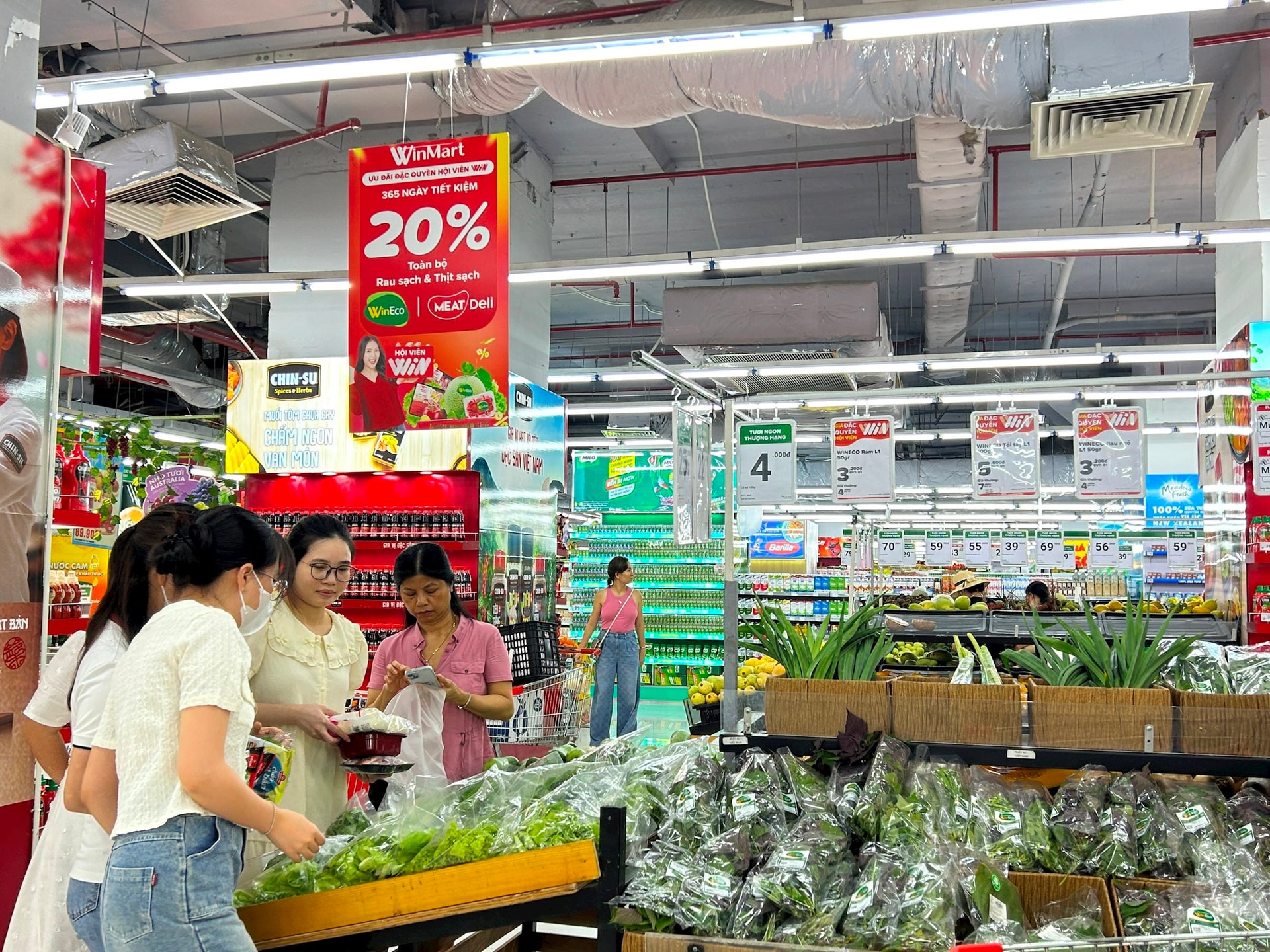 Khách hàng mua sắm tại siêu thị WinMart