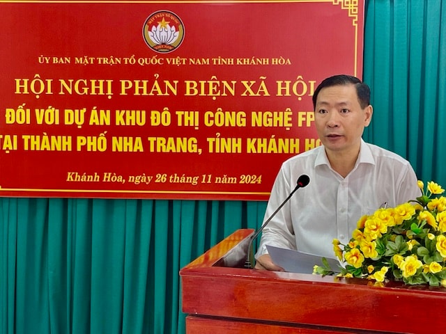 Ông Đặng Ngọc Minh, Phó Chủ tịch Ủy ban MTTQ Việt Nam tỉnh Khánh Hòa đang phát biểu tại hội nghị