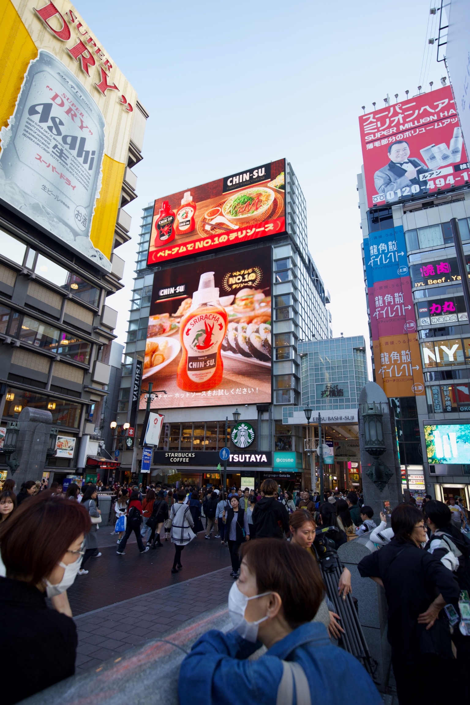 Tương ớt Chin-su xuất hiện hoành tráng tại khu phố ẩm thực sôi động Dotonbori, Osaka (1)