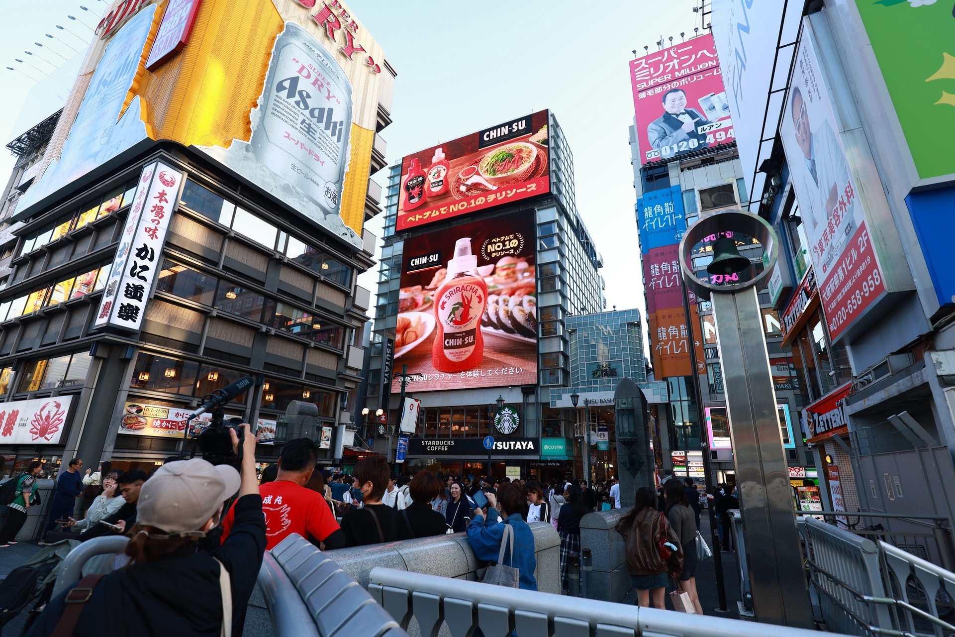 Tương ớt Chin-su xuất hiện hoành tráng tại khu phố ẩm thực sôi động Dotonbori, Osaka