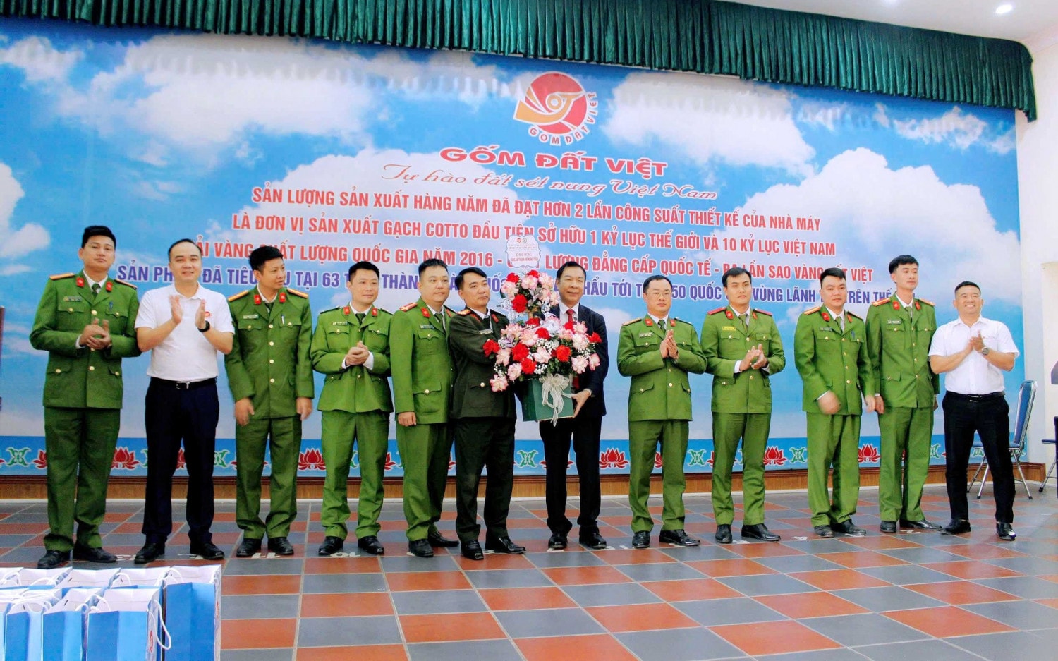 Ông Nguyễn Quang Mâu – Anh hùng Lao động, Chủ tịch Hội đồng quản trị Công ty Cổ phần Gốm Đất Việt khen thưởng, động viên cán bộ, chiến sĩ Công an và Ban Bảo vệ Công ty Cổ phần gốm Đất Việt đã phối hợp phá thành công vụ trộm cắp tài sản