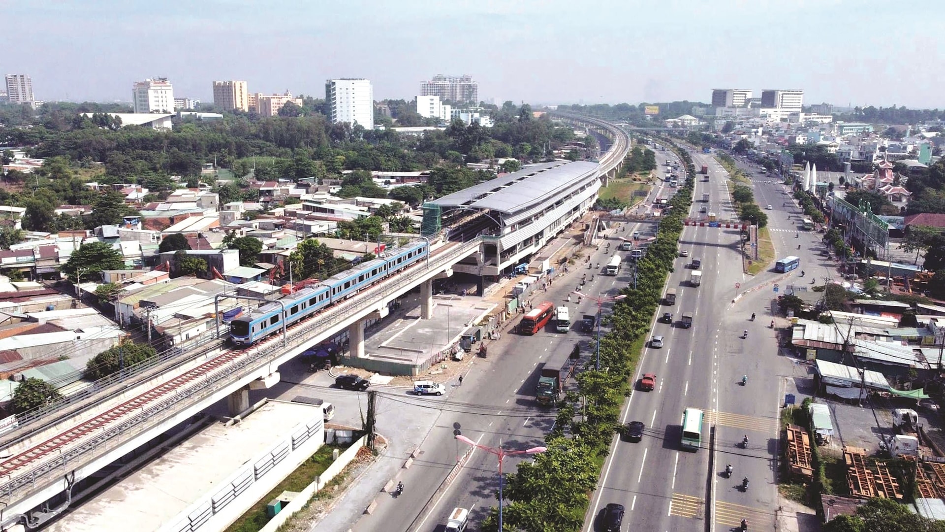 Hiện nay, toàn bộ công tác thi công đã hoàn thiện và đoàn tàu cũng đang vận hành thử nghiệm theo kế hoạch. Với chiều dài gần 20km cùng 14 nhà ga trải dọc phía Đông Nam của TPHCM, tuyến metro số 1 được kỳ vọng sẽ thay đổi bộ mặt giao thông ở khu vực, mang tới nhiều tiện ích hiện đại cho người dân phía Nam.