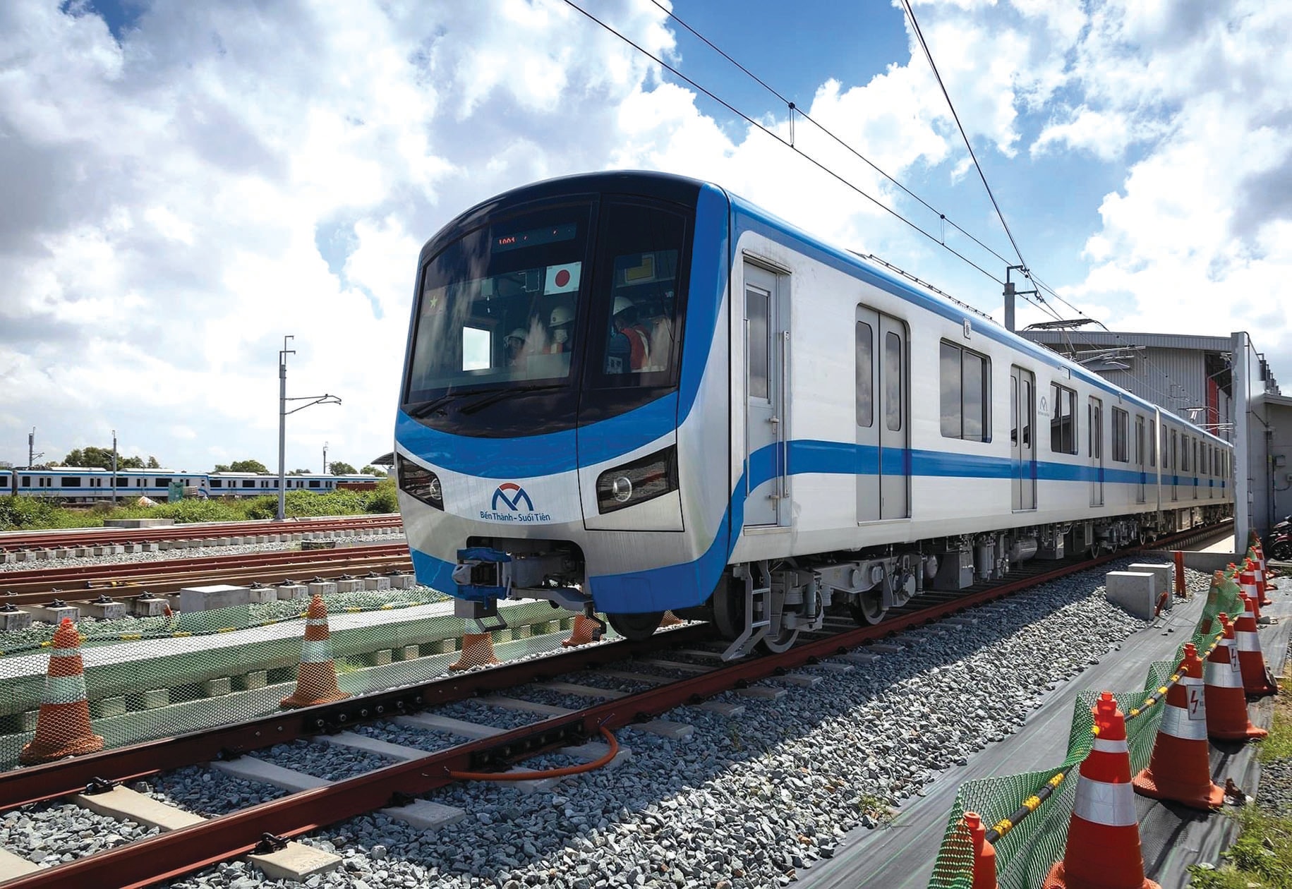 Đoàn tàu metro đang chạy thử nghiệm ở khu vực thành phố Thủ Đức. Hiện nay, thành phố xây dựng thêm các cầu đi bộ vượt xa lộ Hà Nội để kết nối cả 2 phía tuyến đường này với nhà ga nhằm tăng thêm hiệu quả khai thác.