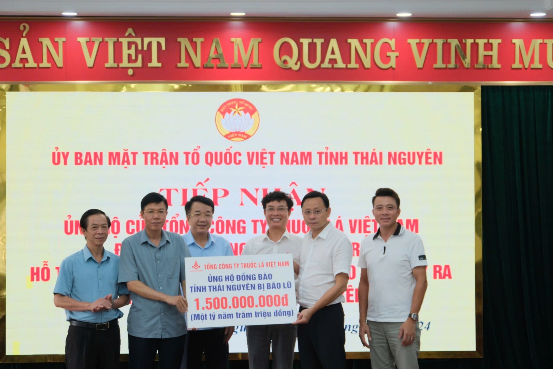 Đại diện lãnh đạo Vinataba trao kinh phí ủng hộ tới MTTQVN tỉnh Thái Nguyên