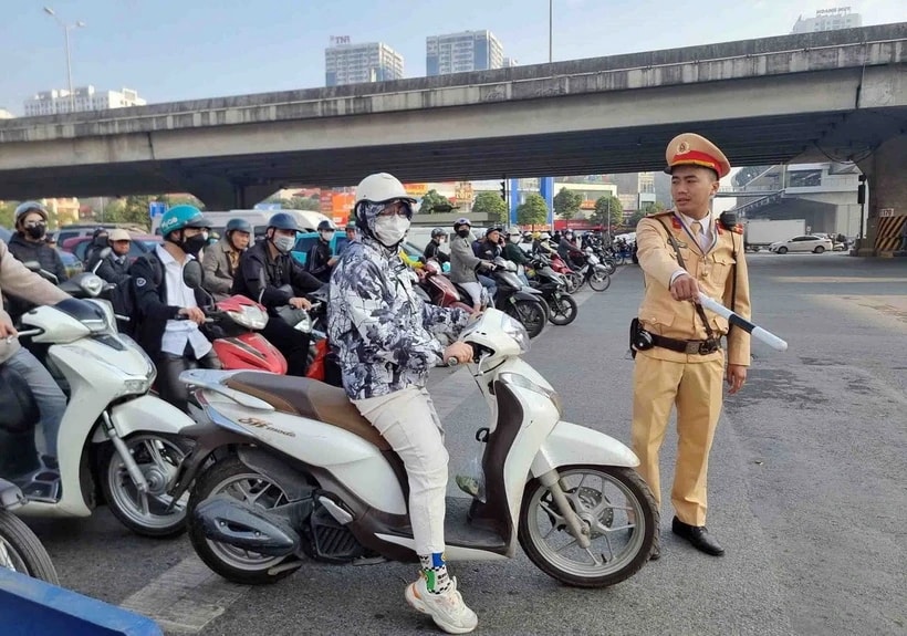 Một trường hợp vi phạm lỗi không chấp hành đèn tín hiệu giao thông bị lực lượng cán bộ, chiến sỹ đội Cảnh sát giao thông số 7 dừng xe, kiểm tra và xử lý. (Ảnh: Phạm Kiên/TTXVN)