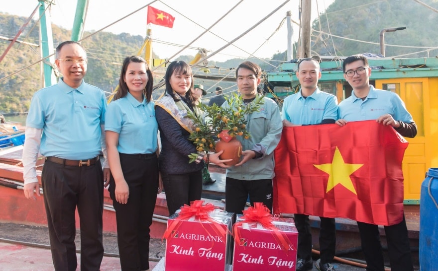 4. Đoàn công tác Agribank thăm, tặng quà Tết cho ngư dân trên đảo Cát Bà