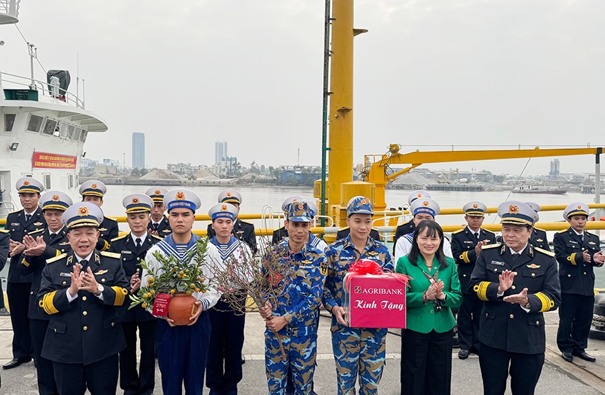 5. Đoàn công tác cùng những phần quà ý nghĩa đặc trưng của ngày Tết trên chuyến tàu chuyển đến chiến sỹ, bà con nhân dân trên huyện đảo Bạch Long Vĩ