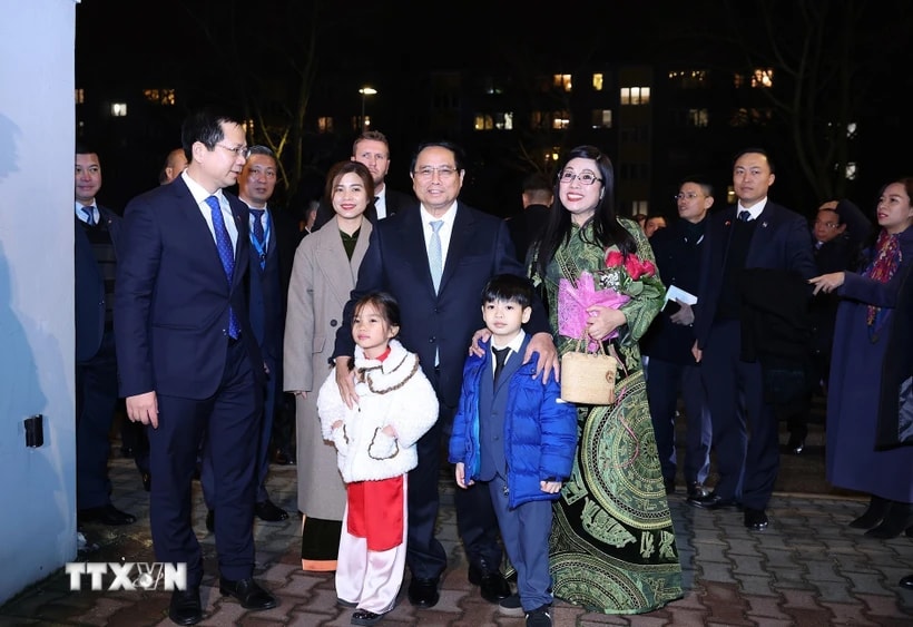 Thủ tướng Phạm Minh Chính thăm cán bộ, nhân viên Đại sứ quán và cộng đồng người Việt Nam tại Cộng hòa Ba Lan. (Ảnh: Dương Giang/TXVN)